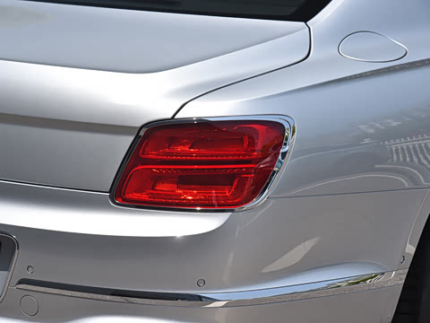 2026�� 4.0T V8 Mulliner