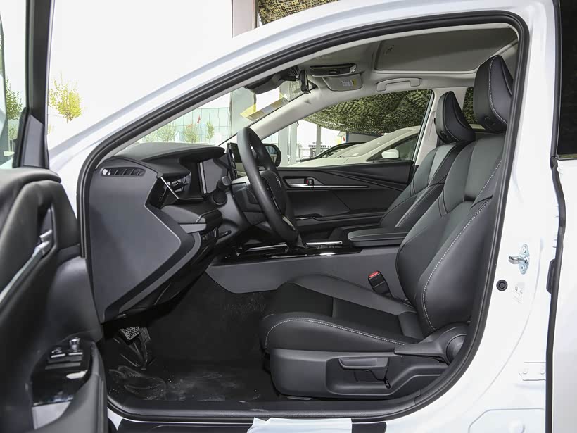 凯美瑞油电混合 驾控稳定内饰豪华