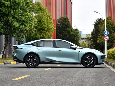 2025�� 230UltraǬ���Ǽ�ADS SE���̰�