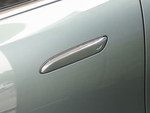 2025�� �Ŀ� E 300 L ������