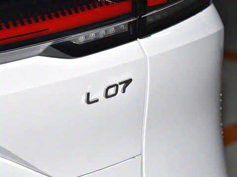 2025�� 300UltraǬ���Ǽ�ADS SE���̰�