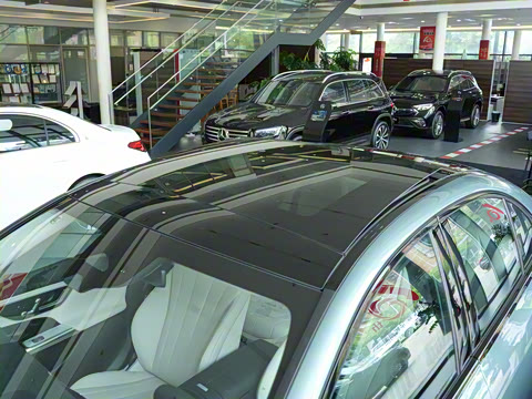 2025�� �Ŀ� E 260 �˶���