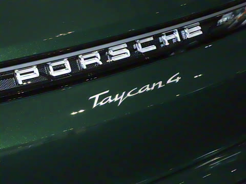 2024�� Taycan 4 Cross Turismo