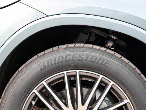 2025�� GLC 300 L 4MATIC ������ 5��