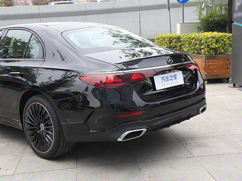 2025�� �Ŀ� E 300 �������˶���