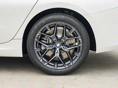 2025�� 330Li M�˶���ҹ��װ