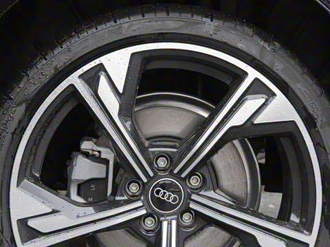 2025�� 200���������� 40 TFSI ���������� B&O ��ҹ��