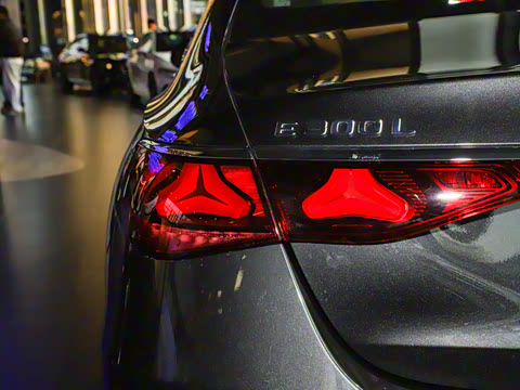 2025�� E 300 L ʱ����