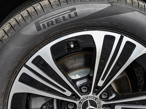 2025�� �Ŀ� E 260 L �˶���