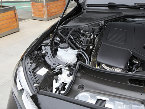 2025�� �Ŀ� E 300 L �����˶���