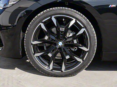 2025�� 225i M�˶���ҹ��װ