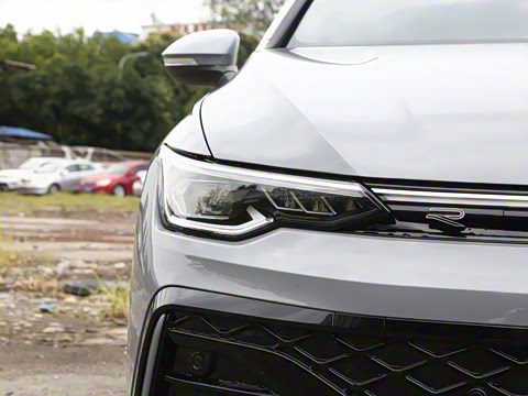 2025�� �Ŀ�� 300TSI R-Line