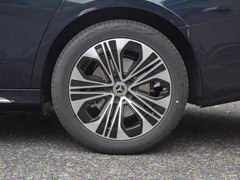 2025�� �Ŀ� E 300 L ������