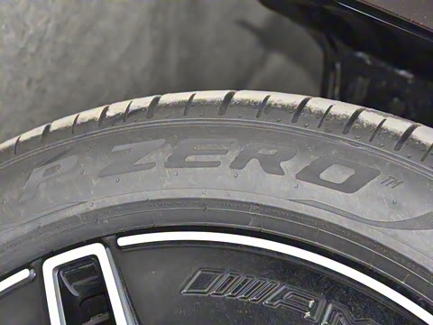 2025�� �Ŀ� E 300 L �����˶���