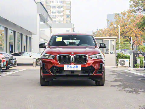 2022��  M40i