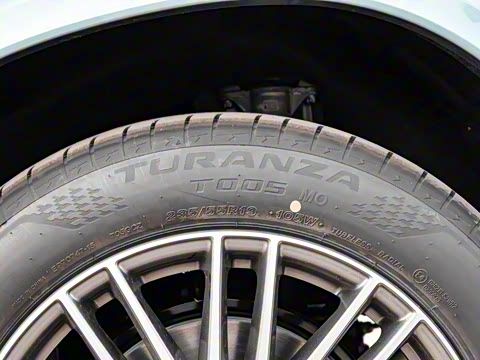 2025�� GLC 300 L 4MATIC ������ 5��