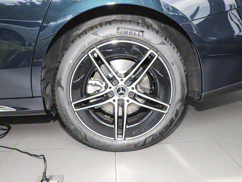 2025�� �Ŀ� E 300 L �����˶���