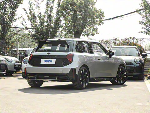 2025�� JOHN COOPER WORKS