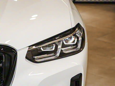 2022��  M40i