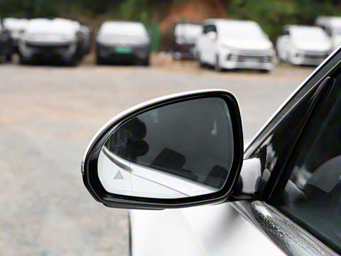 2025�� E 300 L ʱ���˶���