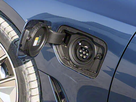 2025�� eDrive 40 L ��ҹ�˶���װ