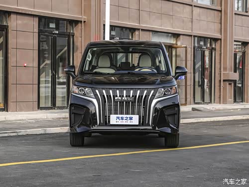 2025款 2.0L 手动长轴豪华型 7座