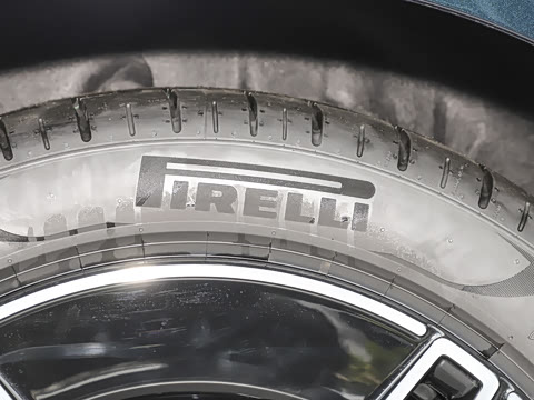 2025�� �Ŀ� E 300 L �����˶���