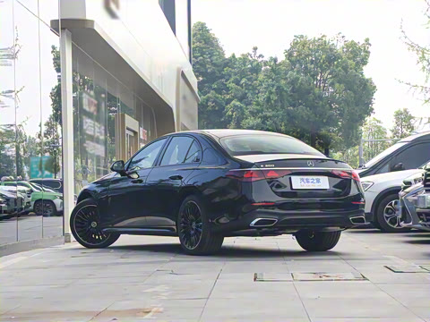 2025�� �Ŀ� E 300 �������˶���