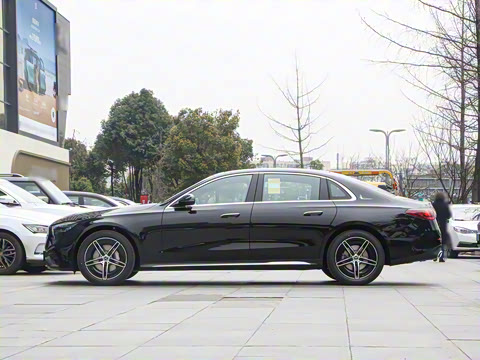 2025�� �Ŀ� E 300 L �����˶���