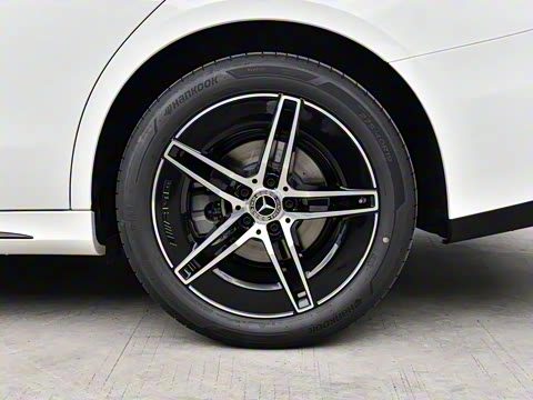 2025�� �Ŀ� E 260 �˶���