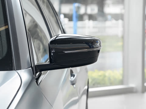 2025�� 330Li 50����������