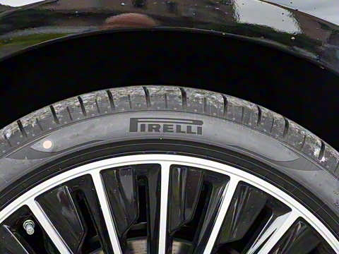 2025�� �Ŀ� E 300 L ����˶���