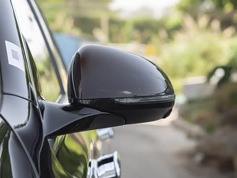 2025�� �Ŀ� E 300 L ������