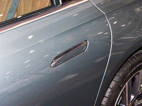 2025�� E 300 L ʱ����