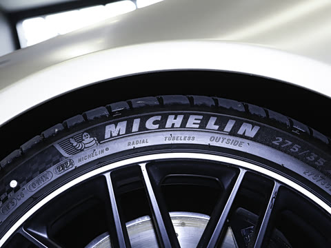2026�� AMG SL 63 Golden Coast