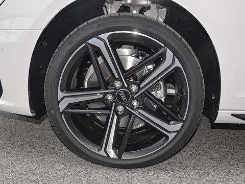 2025�� 200���������� 40 TFSI ����������