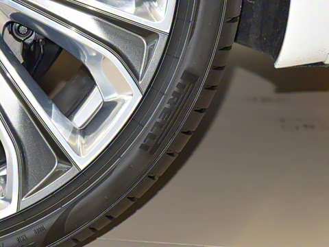 2026�� 4.0T V8 Mulliner