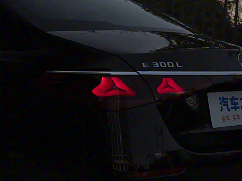 2025�� �Ŀ� E 300 L ������