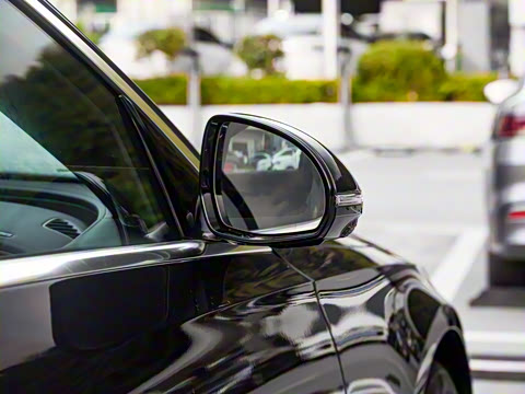 2024�� E 350 e L ���ʽ��϶����γ�