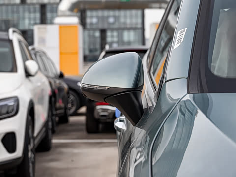 2025�� GLC 300 L 4MATIC ������ 5��