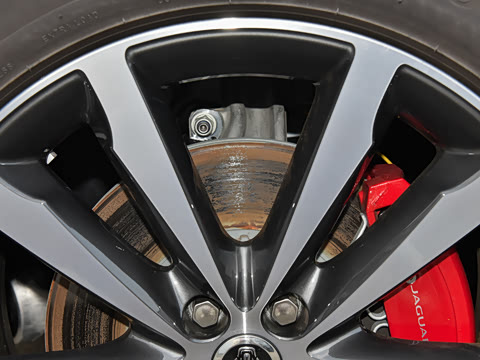 2025�� P250 R-Dynamic SE