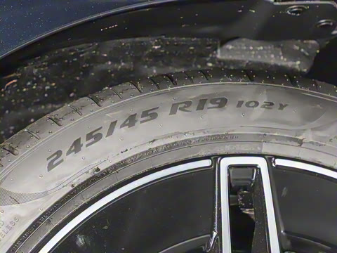 2025�� �Ŀ� E 300 L �����˶���