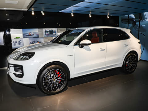 2025�� Cayenne S E-Hybrid 3.0T