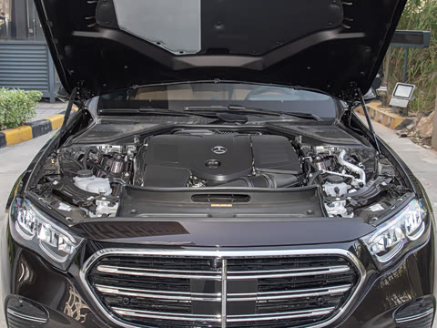 2025�� �Ŀ� E 300 L ������