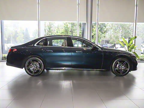 2025�� �Ŀ� E 300 L �����˶���