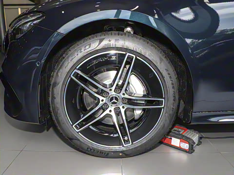 2025�� �Ŀ� E 300 L �����˶���