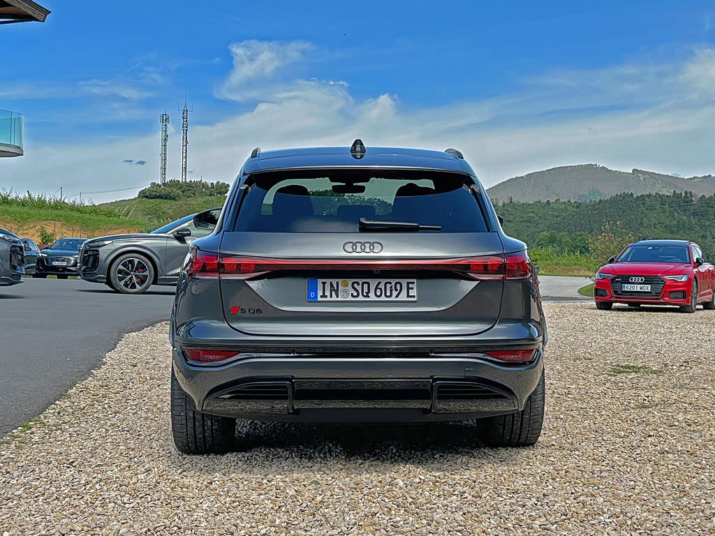 Audi SQ6 e-tron, Внедорожник 5 дв.: фото поколения