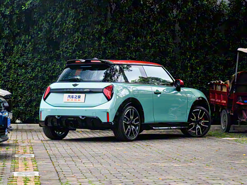 2025�� JOHN COOPER WORKS