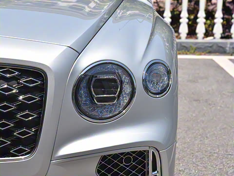 2026�� 4.0T V8 Mulliner