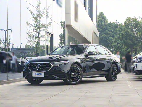 2025�� �Ŀ� E 300 �������˶���